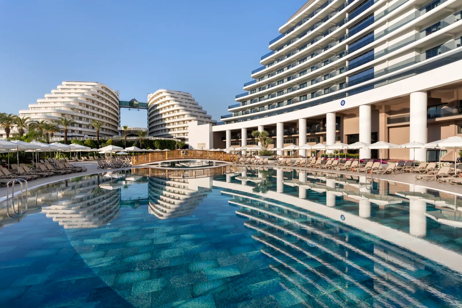 Miracle Resort Hotel met groot buitenzwembad en witte gebouwen in Antalya
