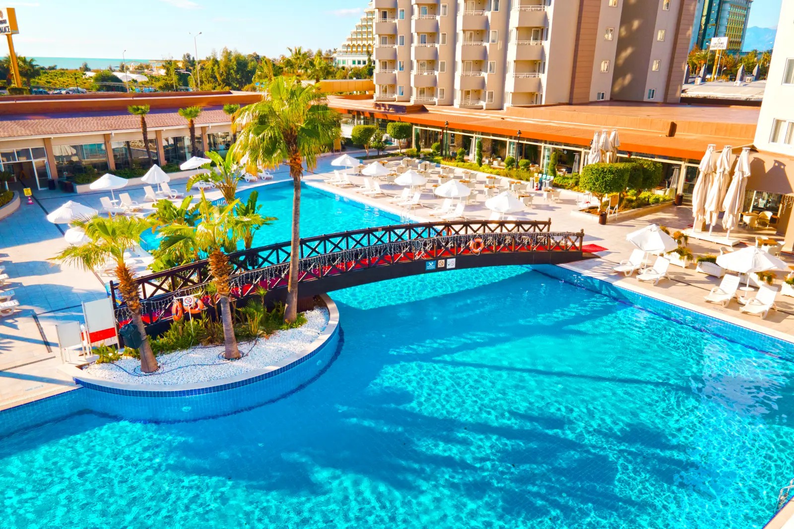 Grand Park Lara zwembad met brug en palmbomen, Antalya resort