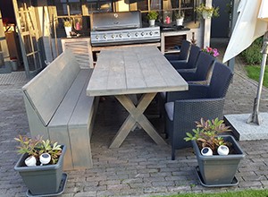 Freds Bouwtekeningen resultaat: zelfgebouwde houten tuintafel met bankje en barbecue