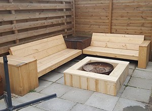 Freds Bouwtekeningen resultaat: zelfgebouwde houten loungeset met vuurkorf op terras